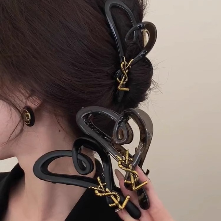 French heart-shaped ice-transparent VSL hair clip with a matte high-end feel, a new 2025 model for women, a stylish and versatile shark clip full figure