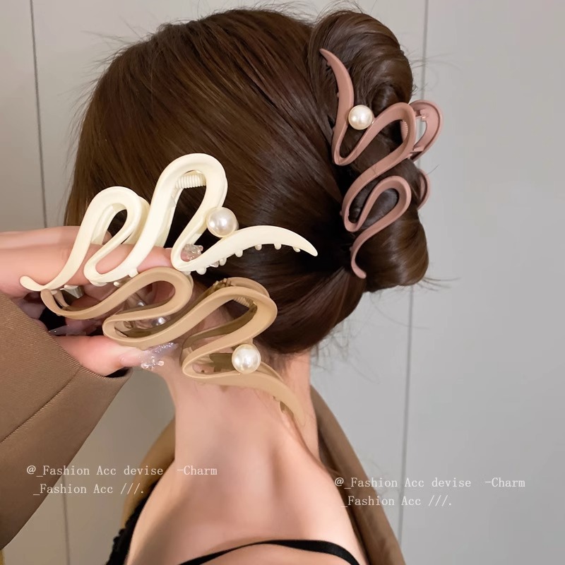 A niche design style acrylic line hair clip for women, 2025 new large grabber, back head updo shark clip Application Scenario