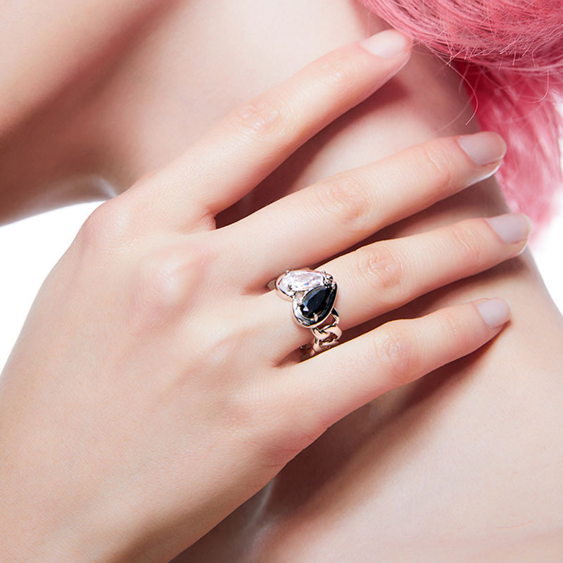 The 2023 new fashionable, trendy and individualistic black and white heart-shaped spliced twisted chain open ring features a niche design and a simple style full figure