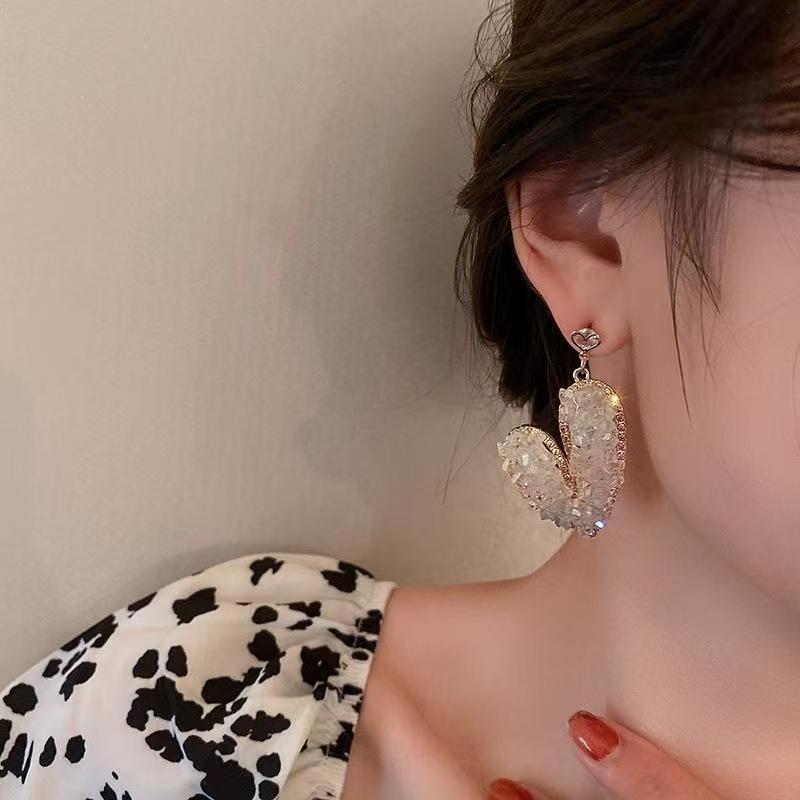 Gradient crystal heart-shaped earrings for women, new and niche design earrings, elegant and stylish, wholesale of internet-famous earrings and pendants Specification drawing