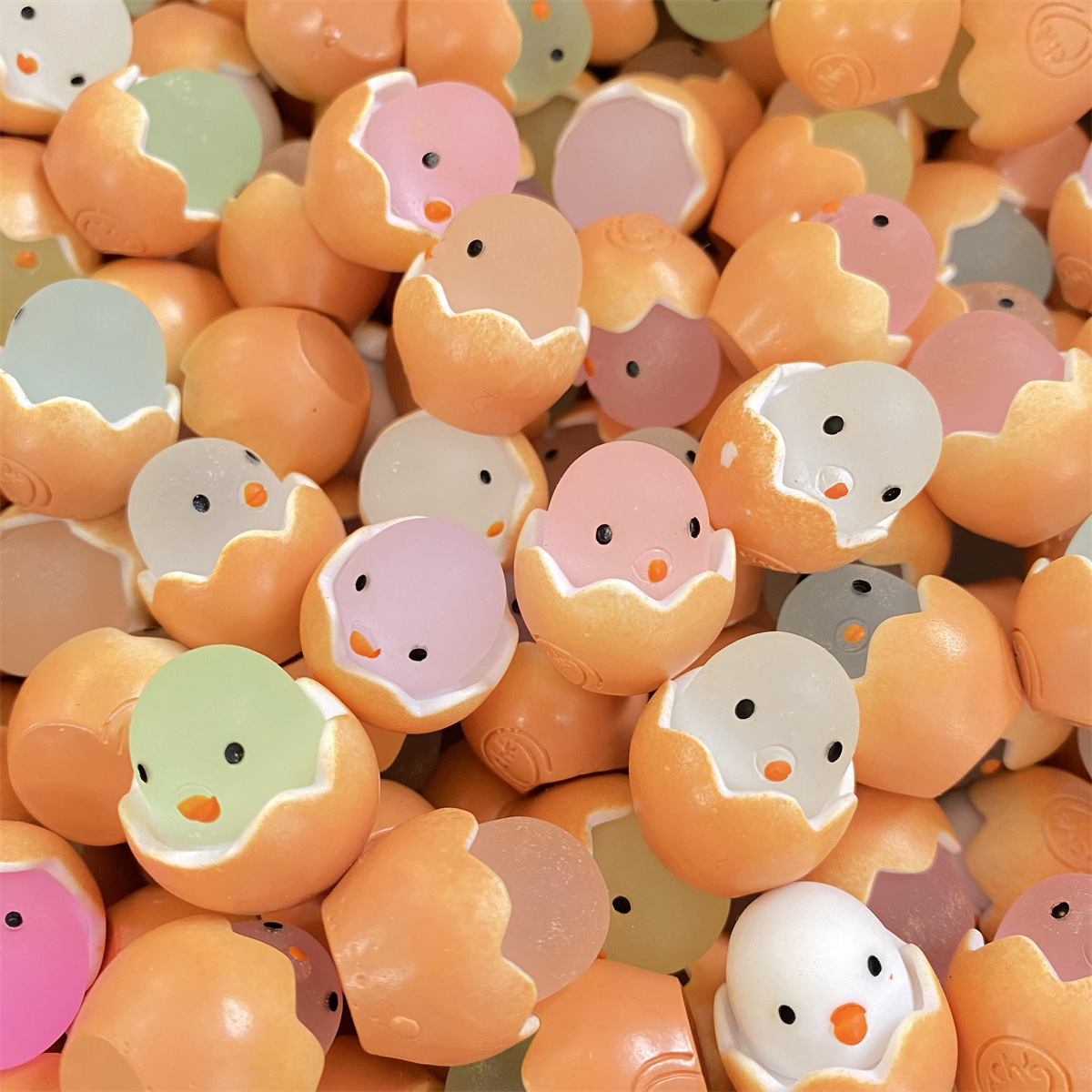 Resin accessories, cartoon cute hatched-out little chicken, glow-in-the-dark diy small accessories, planner, children's playhouse ornaments full figure