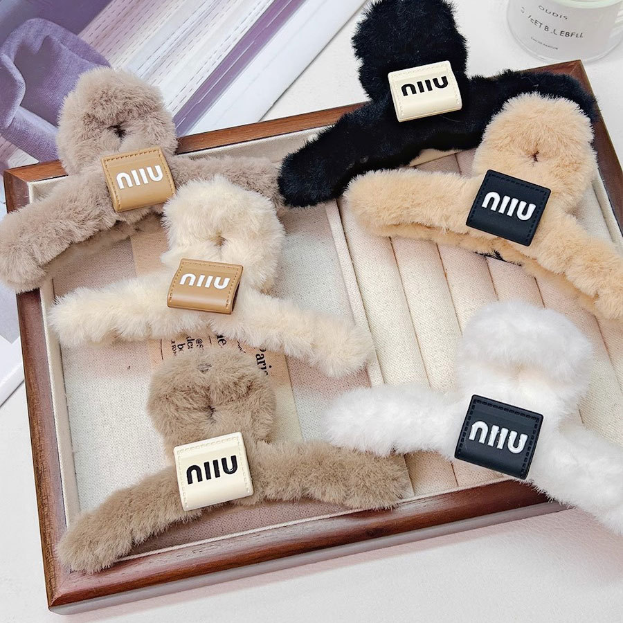 Spring and Summer new fur grab clip, shark clip, large high-end hair accessory, Maillard style fur miumiu hair clip for women full figure