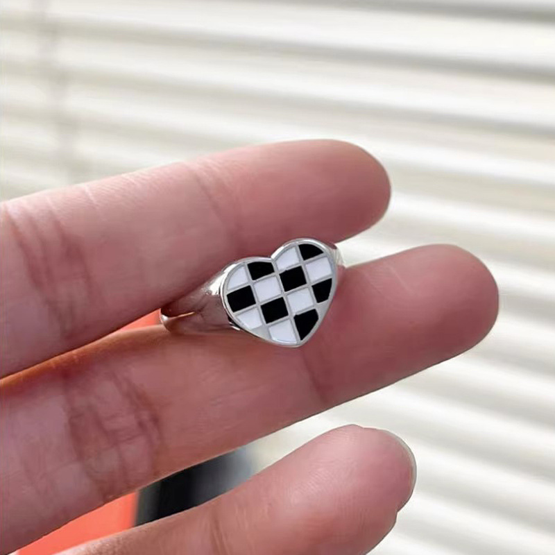 Korean-style checkerboard heart-shaped ring, retro and fashionable black and white checkered open ring, unique hip-hop punk index finger ring Application Scenario