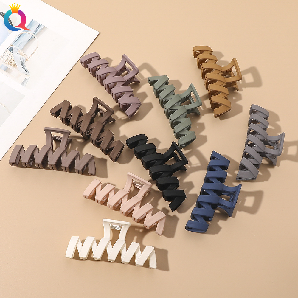 Qiyue Cross-border Simple and retro plastic hair clips, fashionable large shark clips, back of the head, updo hair clips, and headwear wholesale full figure