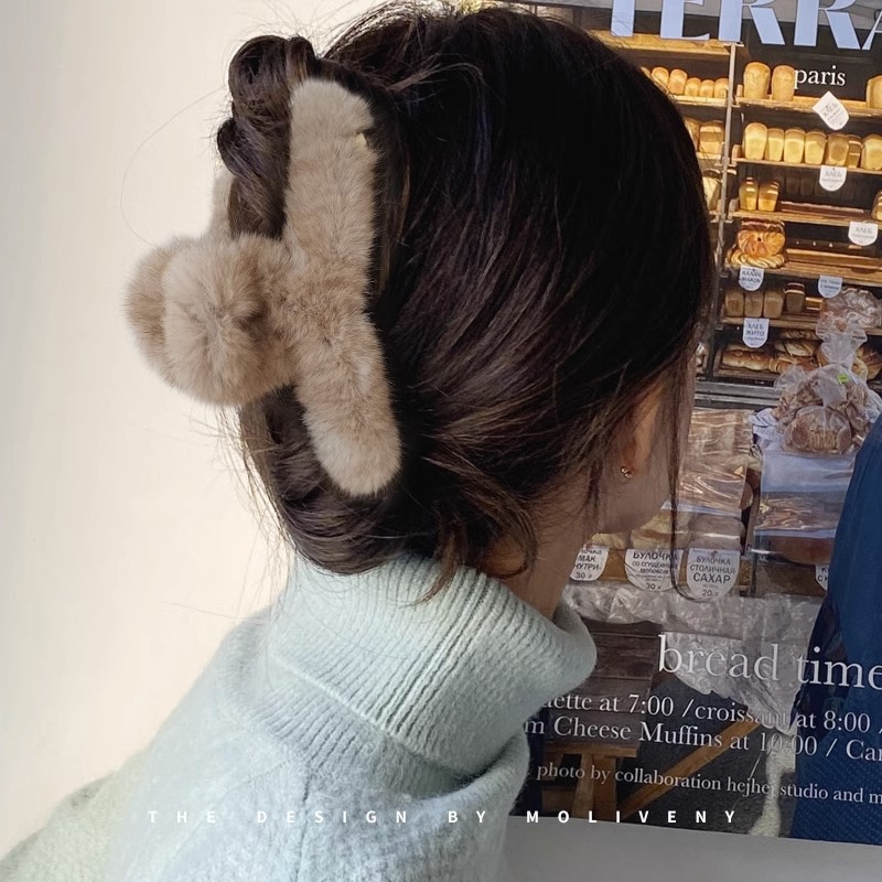 The high-end faux mink hair clip is a new Spring/Summer 2025 plush grab clip with a large size and a stylish shark clip at the back of the head Application Scenario