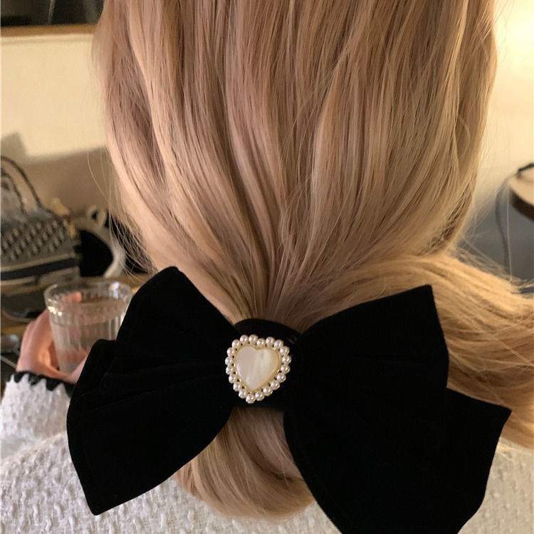 Pearl heart bow hair clip Spring and summer velvet scratch-off women's high-end retro French chanel-style top clip hair accessory Application Scenario