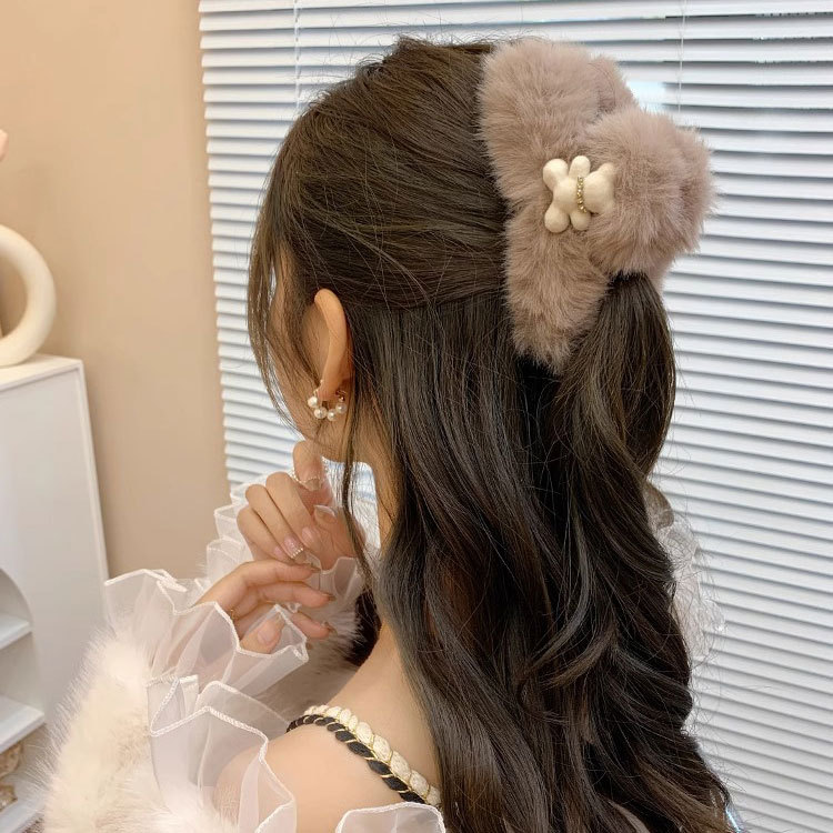 Cute little bear plush grab clip for women 2025 Spring/Summer hair accessories, shark clip, large high-end style, furry hair clip and hair accessory Application Scenario