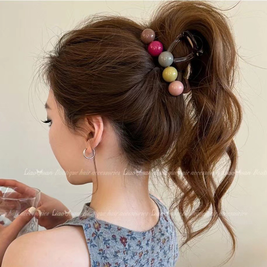 The new rainbow claw clip for summer 2024, a simple candy medium-sized hairpin at the back of the head, with a stylish updo and a shark clip Application Scenario
