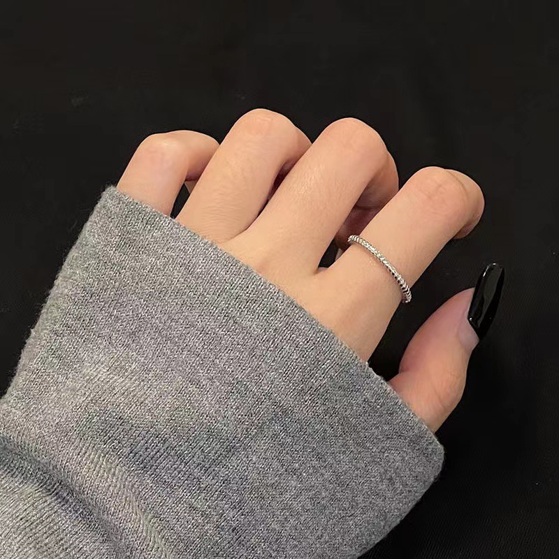 This is a simple open-top zirconia ring from Japan and South Korea. It features a light luxury and niche design for women, with a cold style and a high-end ring that is fashionable and individual Application Scenario