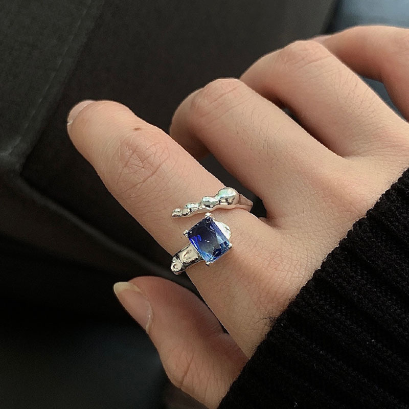 The gradient two-color zircon staggered opening ring exudes a sense of high-end women's style. It features an ins unique, fashionable, light luxury and niche design Specification drawing