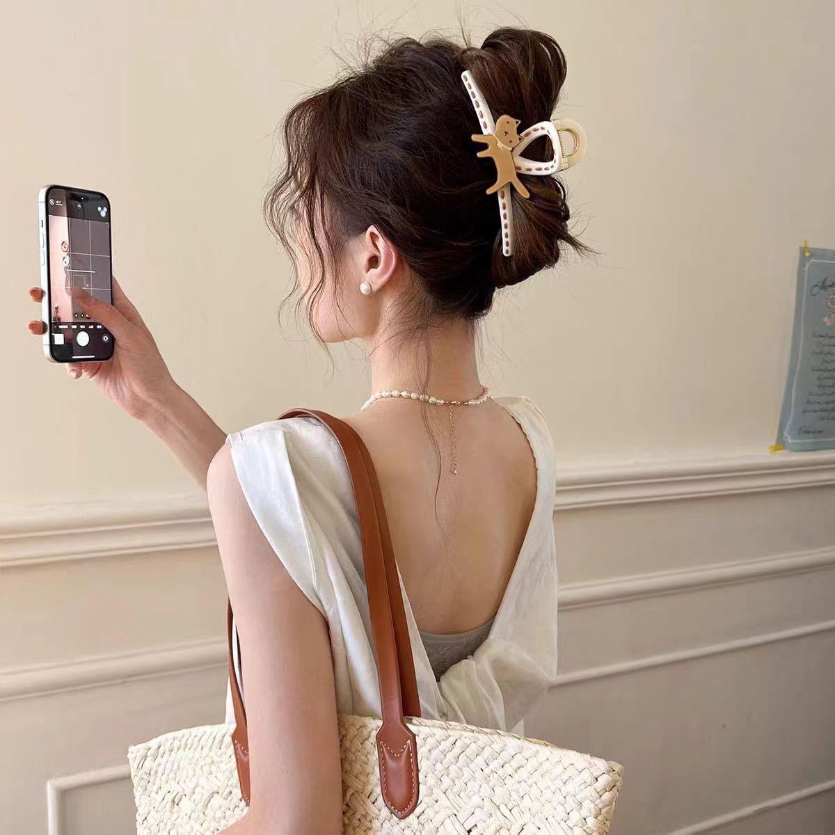 Korean-style graffiti cartoon grabber for girls, versatile and high-end on Instagram, shark clip at the back of the head, elegant hairpin headwear Application Scenario
