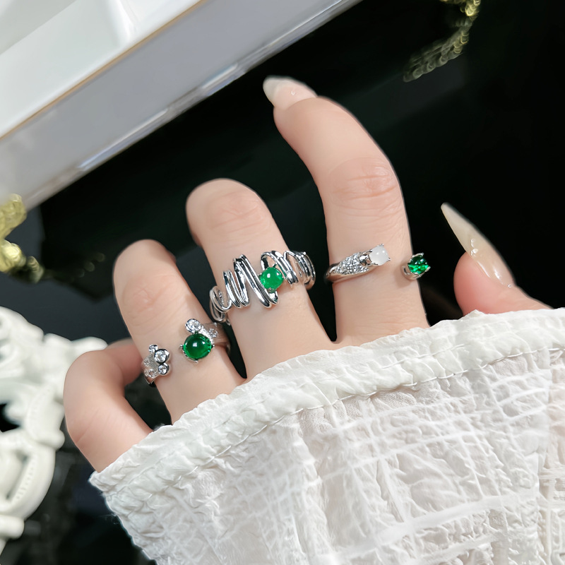 The new irregular link emerald-like open ring for women, with a cold and elegant style, exudes a light luxury and high-end feel, making it a trendy index ring full figure