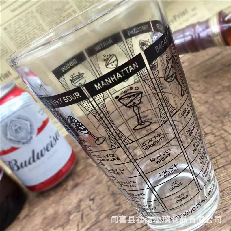 Glass decorative cocktail glasses, American-style cocktail machines, graduated glasses, foreign wine glasses, measuring glasses, commonly used by bartenders details Picture