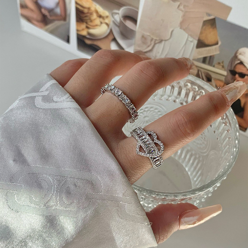 This is a niche design ring with a heart full of diamonds and a super shiny opening. It exudes a light luxury and a sense of sophistication, with a cold and fashionable style and a unique personality Specification drawing