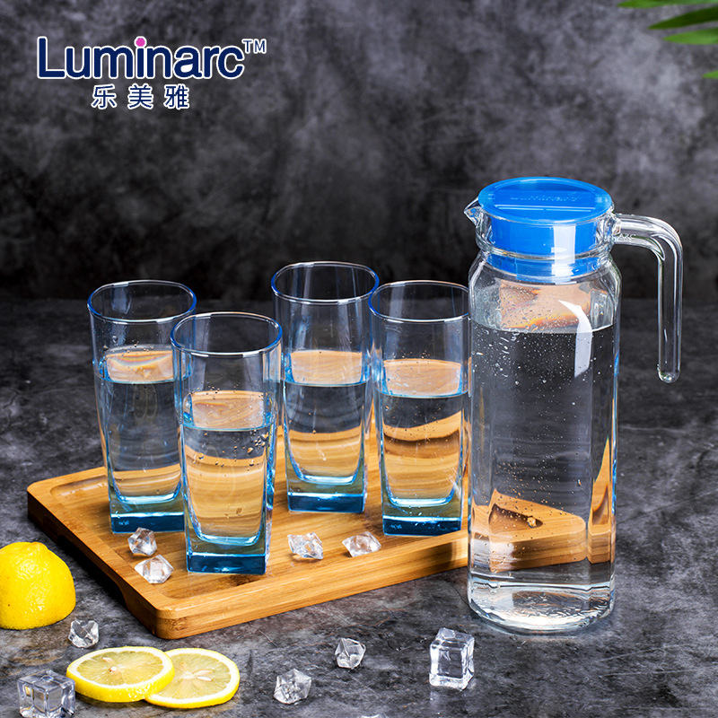 Large-capacity high-temperature resistant glass water bottle, household tea, juice and beverage cold water bottle, vertical pattern with lid tied pot, cold water bottle Application Scenario