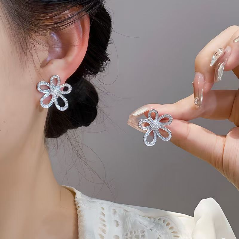 Super fairy full diamond five-petal flower stud earrings for women, sweet and internet-famous style earrings, fashionable, simple and high-end earrings full figure