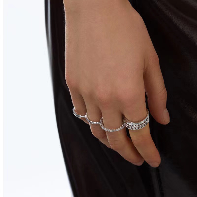 This is a simple open-top zirconia ring from Japan and South Korea. It features a light luxury and niche design for women, with a cold style and a high-end ring that is fashionable and individual full figure