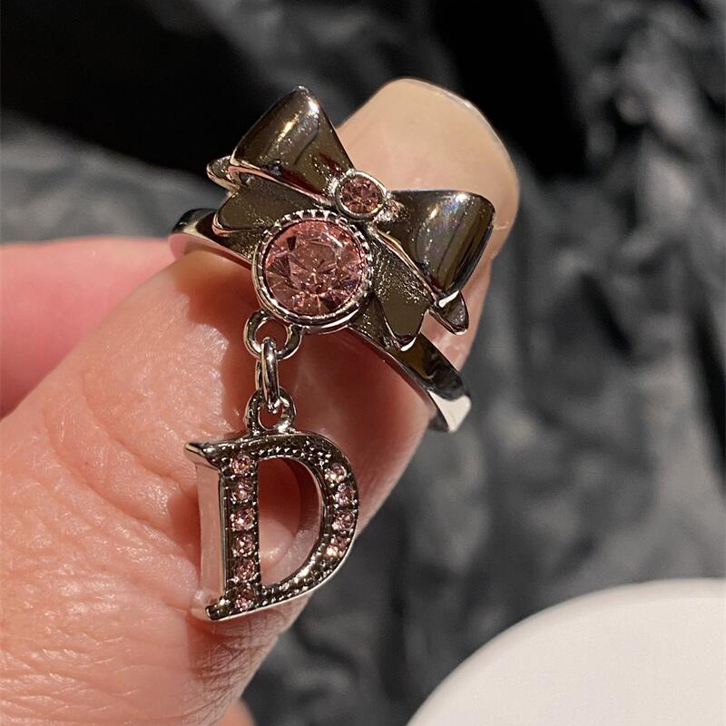 A niche design of a pink zircon open-top ring for women on Instagram, with a cold and elegant style, light luxury, trendy and high-end feel full figure