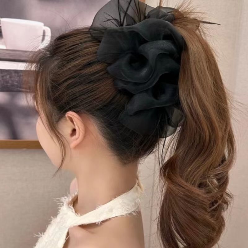A new high-end and fashionable hair clip with feather mesh, bubble, fluffy cloud, and large handle. It is a hair clip for the back of the head and a hair accessory Application Scenario