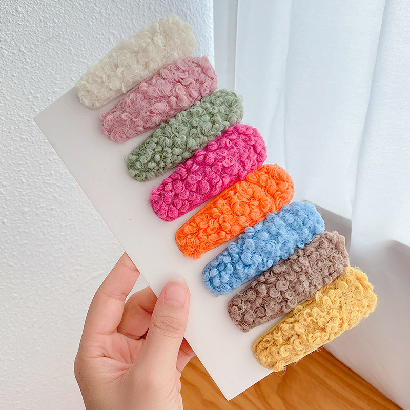 Cute and furry hair clips, autumn and winter Internet celebrity girl hair clips, ins high-end style, side bangs hair accessories Application Scenario