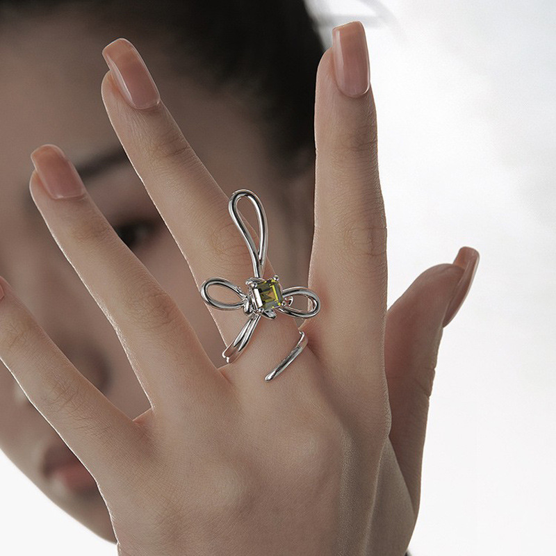 A niche design sense, elegant and fashionable swastika open-mouth ring for women, simple and individual, in a cold style on Instagram, a trendy index finger ring Application Scenario