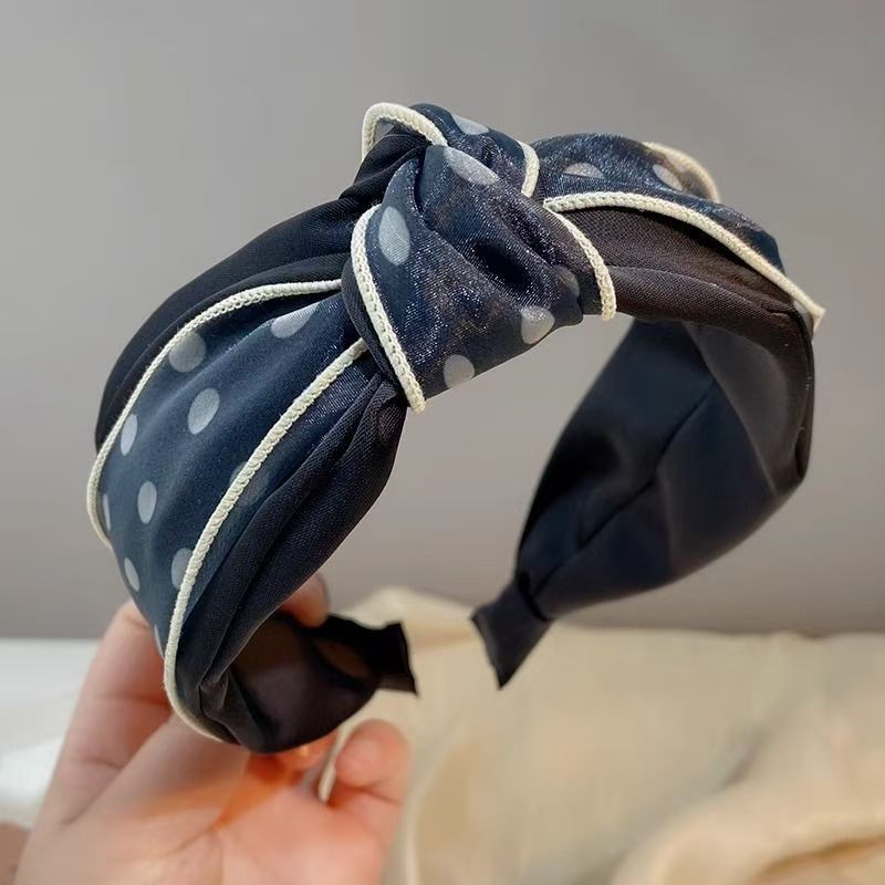 The new high-end autumn and winter hair band for women, the high top of the head clip, with a wide edge for pressing hair and washing the face, exudes a high-end look Application Scenario