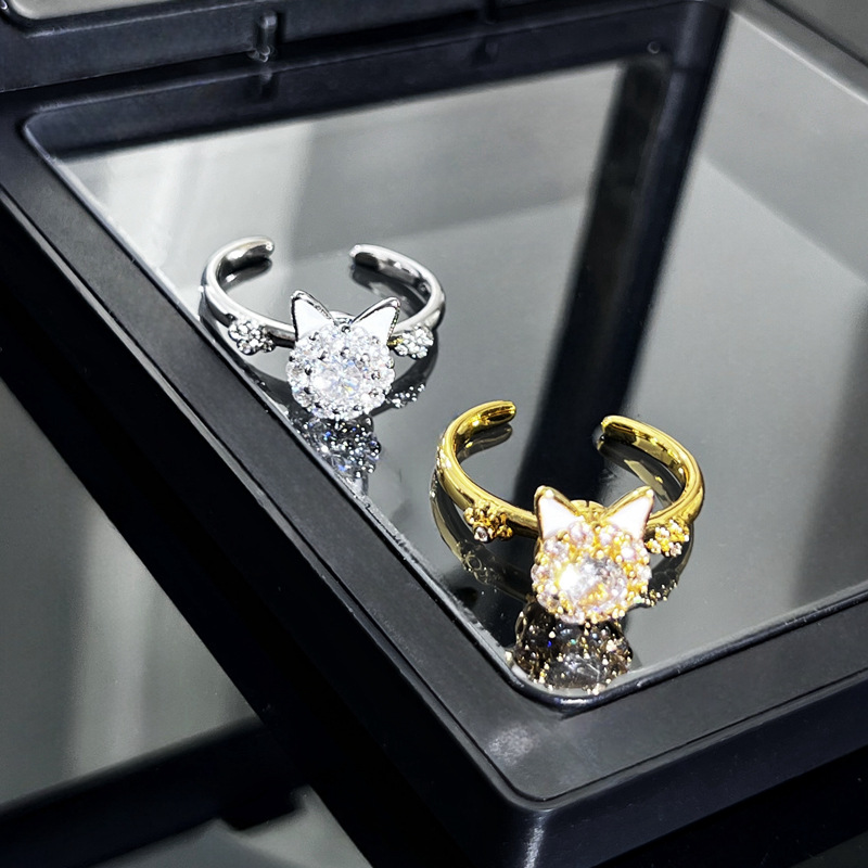 The light luxury and high-end rotating Maneki Neko open ring is a fashionable and individual index finger ring with a niche design for women full figure