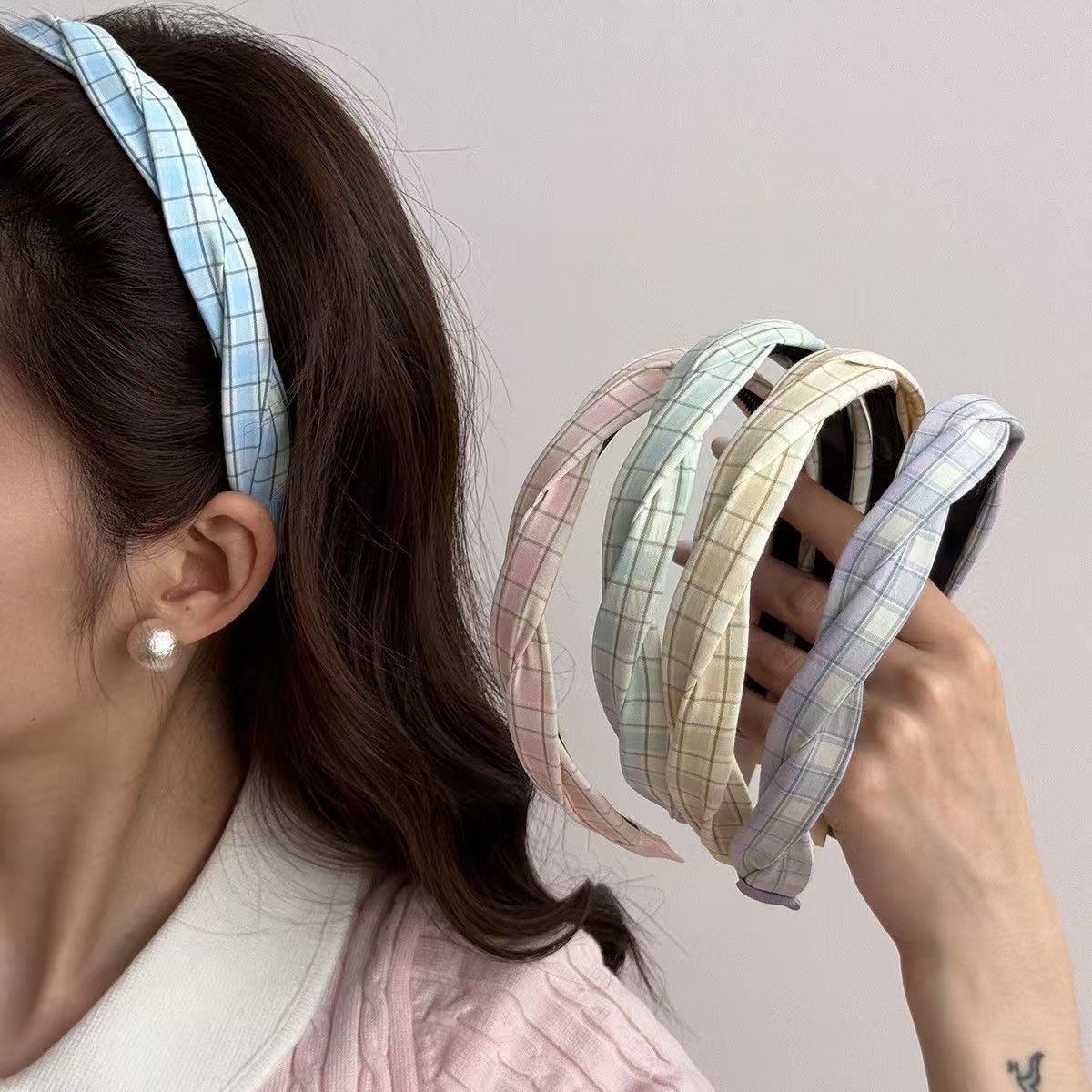 A narrow Korean-style checkered braid headband with teeth and anti-slip features, a high headband on the top of the head, and an outer hairpin for pressing hair, giving a girlish look full figure