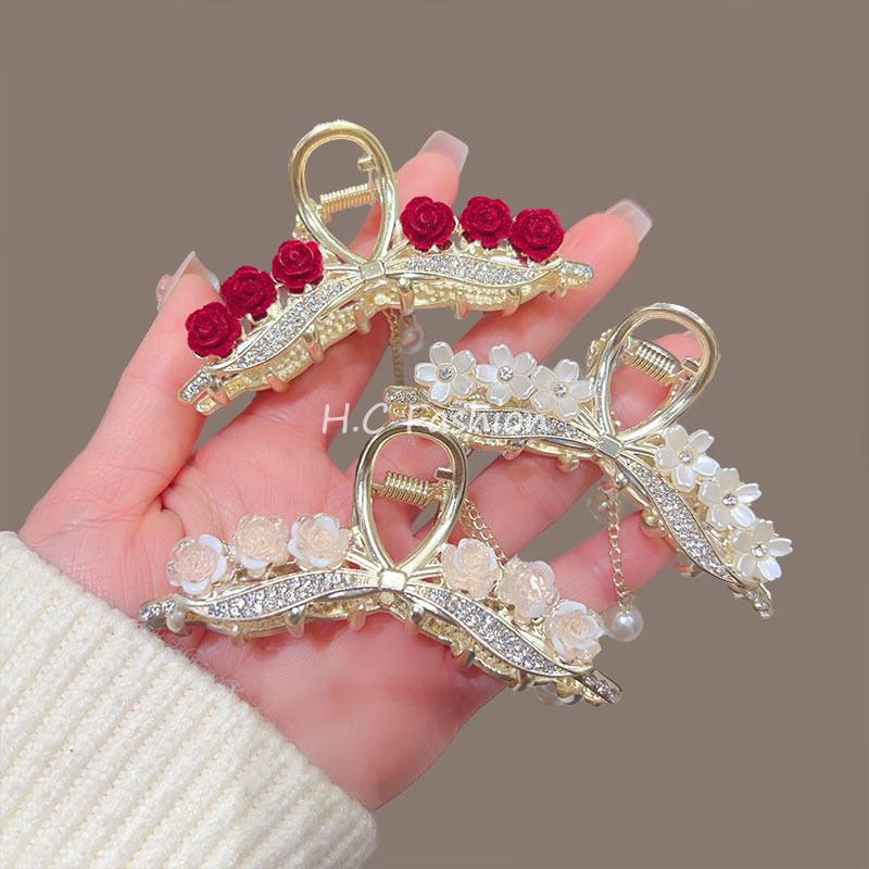 The super fairy-like flower clip-on pearl tassel hair clip is a popular female hairpin with a medium-sized shark clip-on hair clip at the back of her head full figure