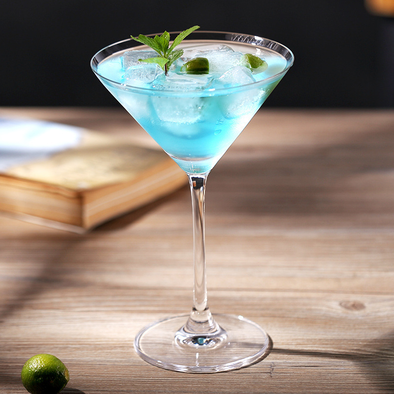 Wholesale of Idelita crystal glass champagne glasses, triangular cocktail glasses and martini glasses, with logo printing available full figure