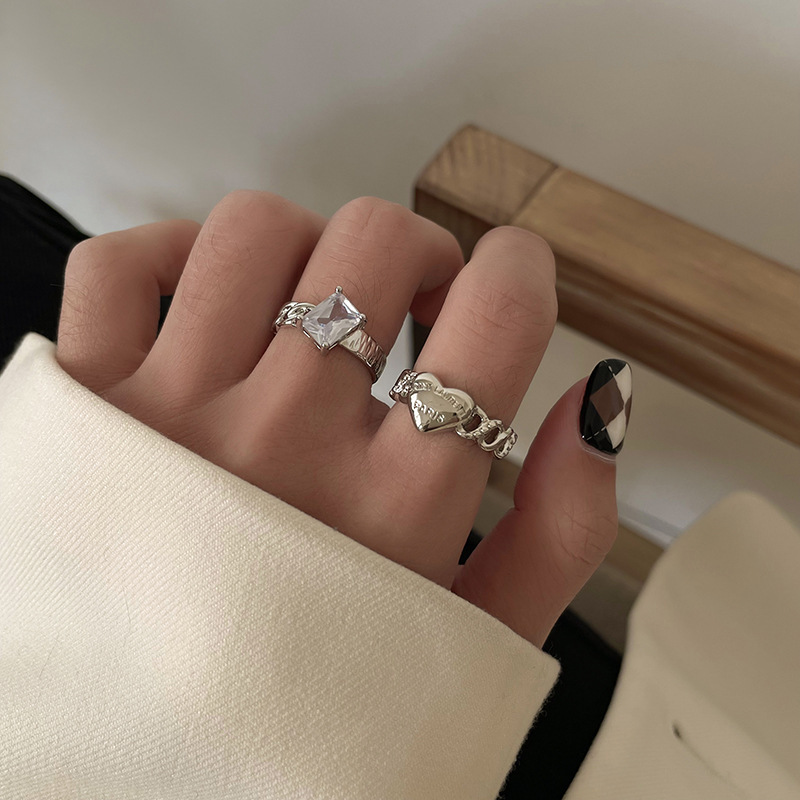A niche design heart-shaped ring for women, a fashionable and individual ring with an exquisite, light luxury and high-end feel. The opening can be adjusted as an index finger ring details Picture