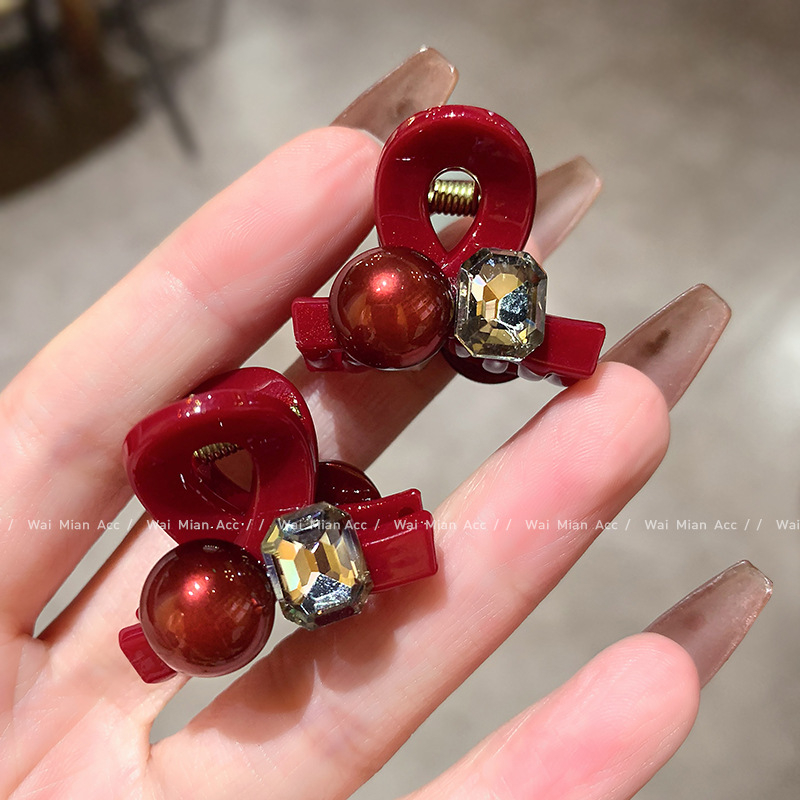 New Year's Angolan red high-end small clip women's new style hair clip with a small high-end feel, side clip, bangs clip, broken hair clip Application Scenario