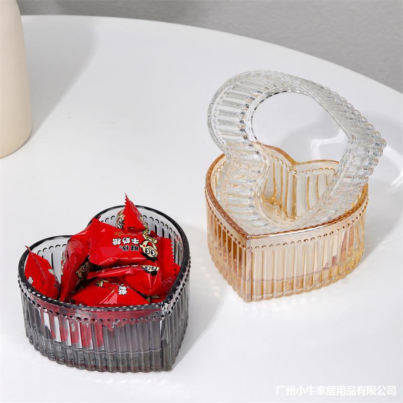 Simple heart-shaped bowl, striped Ins-style snack heart-shaped bowl, high appearance level, household small bowl, glass bowl, transparent snack plate Application Scenario