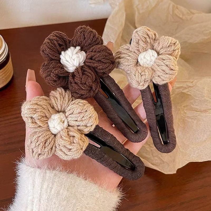 Spring and summer large woolen flower duckbill hairpin at the back of the head, a high-end one-line hairpin, Maillard hairpin for women full figure