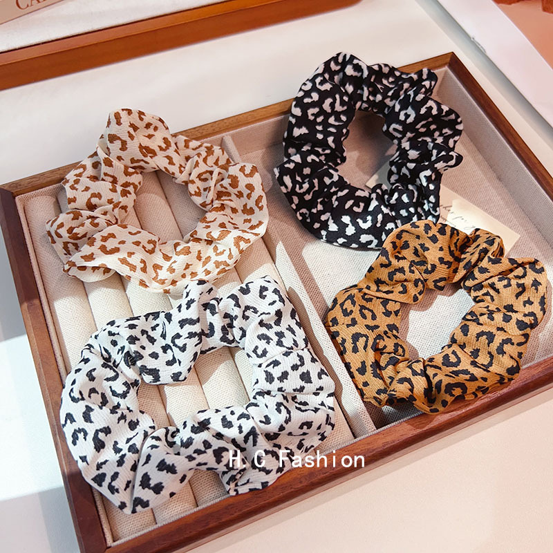 Korean retro leopard print hair band, large intestine band, simple and elegant hair tie, popular rubber band, women's hair tie, versatile hair accessory Application Scenario