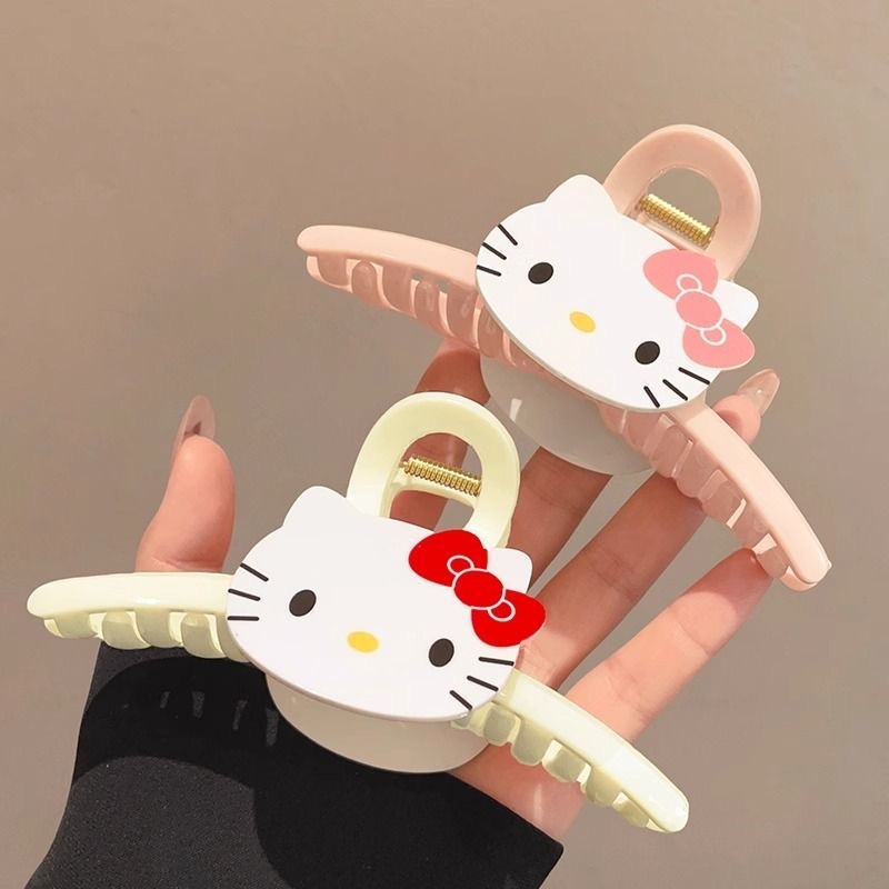 A cute new KT cat hair clip with a large size, a shark clip for the back of the head, and a Korean influencer's Instagram hair clip Application Scenario