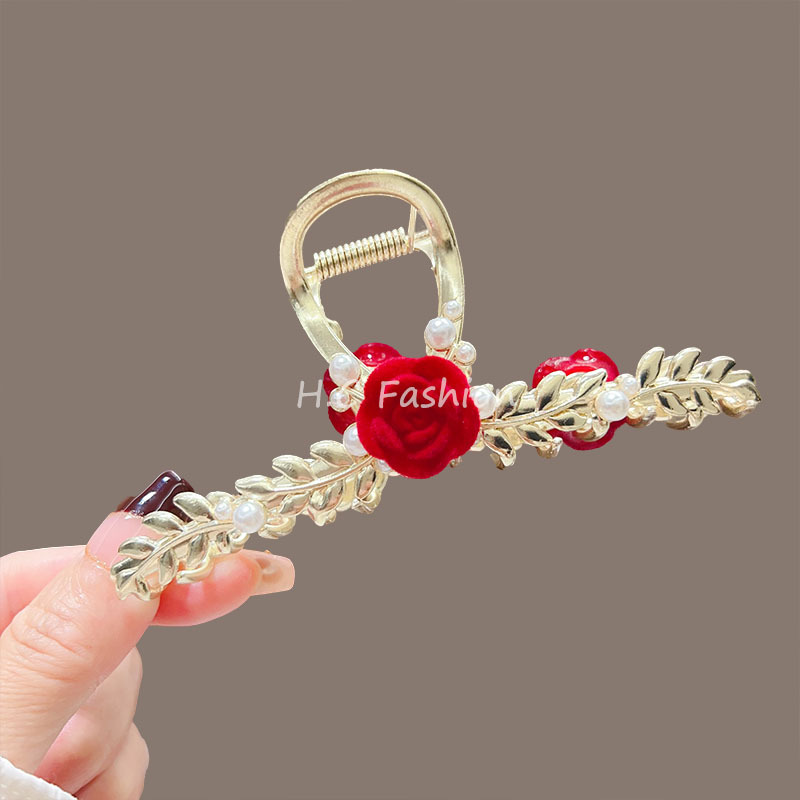 Rose pearl claw clip for a high-end look, shark clip at the back of a girl's head for a high-end look, updo headwear clip, hair clip Application Scenario