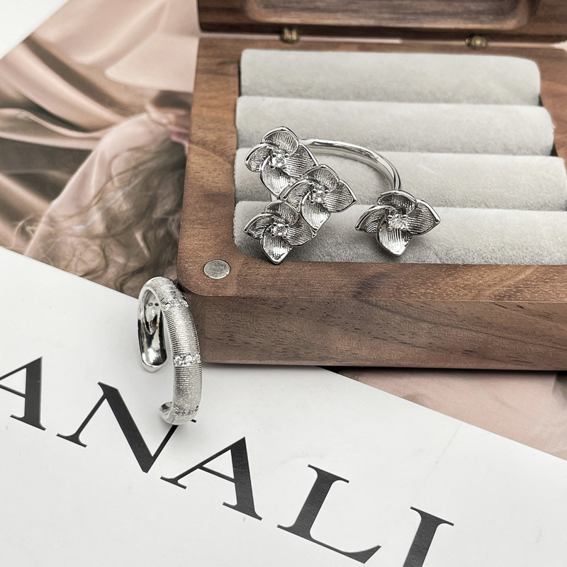Retro floral brushed texture open ring for women, simple, fashionable, elegant, high-end, trendy and versatile index finger ring jewelry Application Scenario