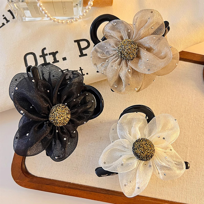 A fashionable and simple women's updo with a netted diamond sunflower clip, a shark clip at the back of the head, and a high-end flower hair clip Specification drawing