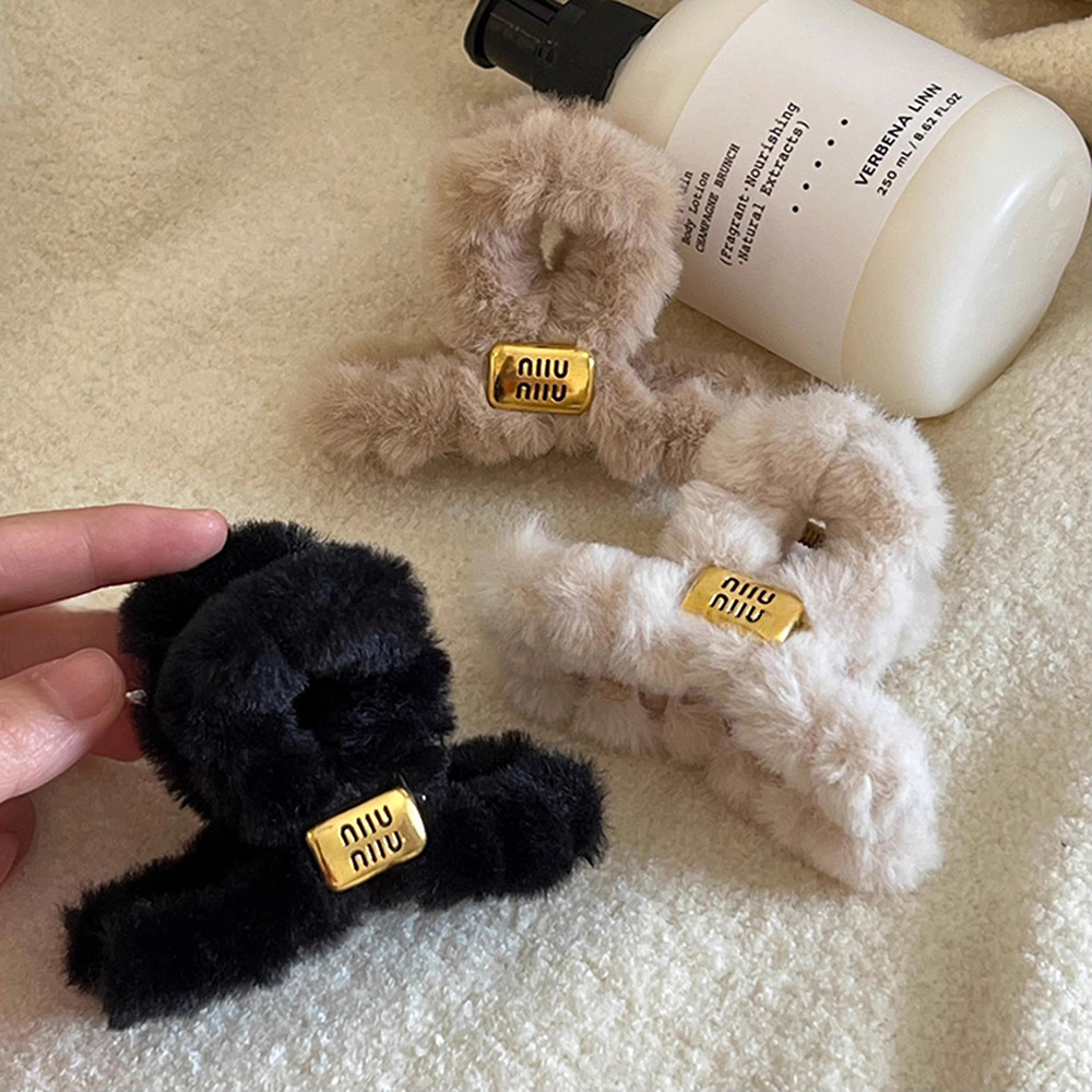 High-end miumiu letter plush hair clip, medium size, small volume, scratch-off, Spring/Summer new style, furry shark clip hair accessory Specification drawing