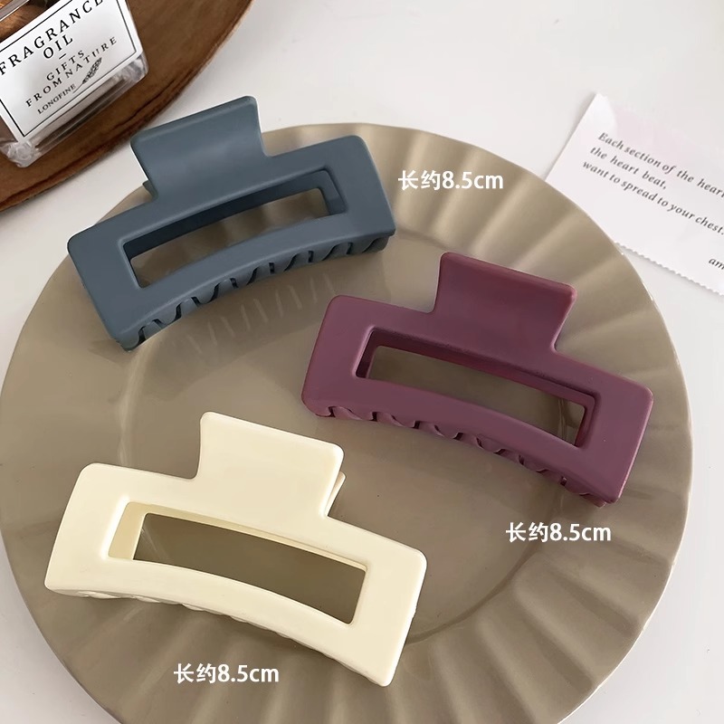Korean large square hair clips, women's high-end hair bun clips, ins acrylic shark clips, hair clips and hair accessories wholesale Application Scenario
