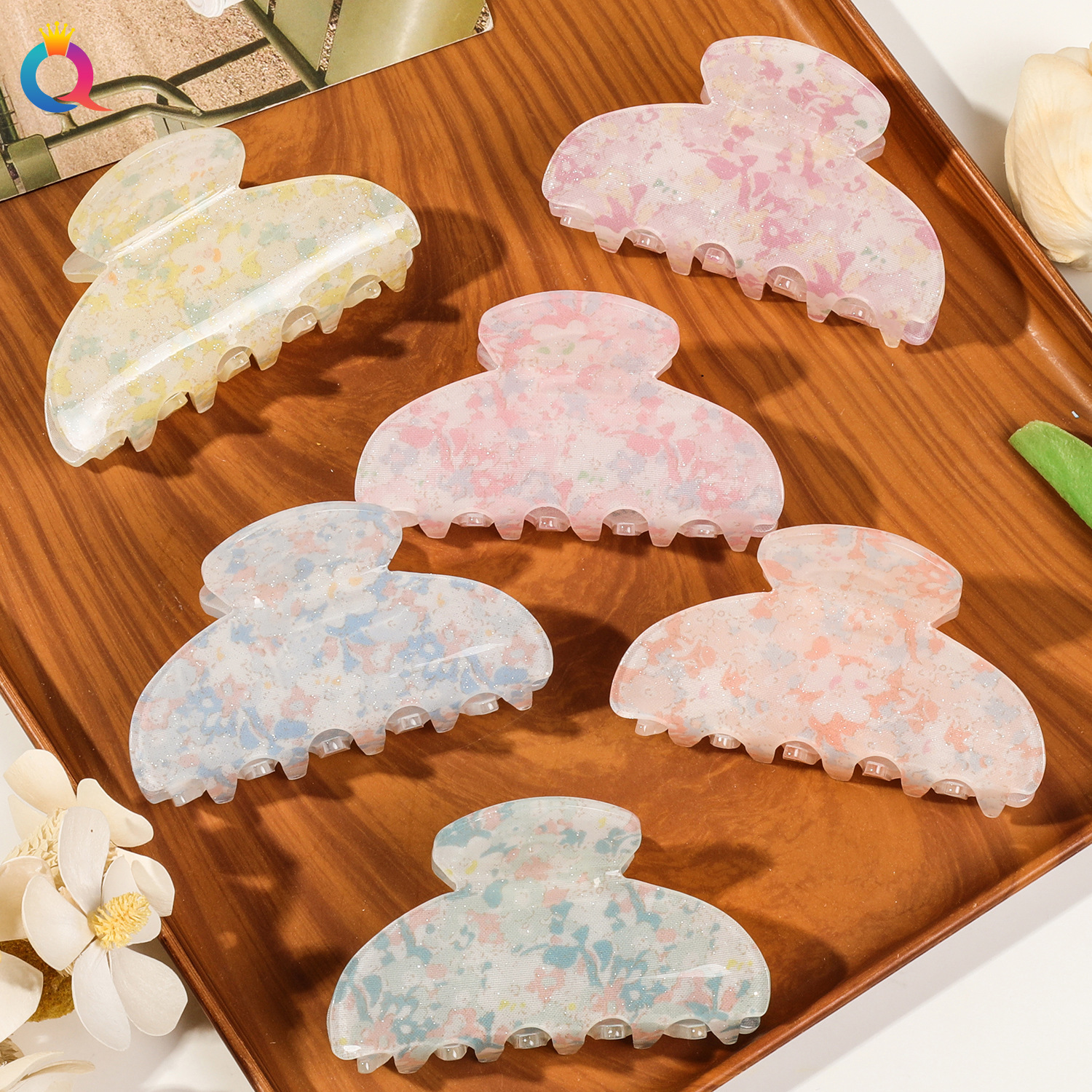 Wholesale of Qiyue's fresh and delicate floral acrylic hair clips, cute shark clips at the back of the head, and simple Daisy claw clips for women full figure
