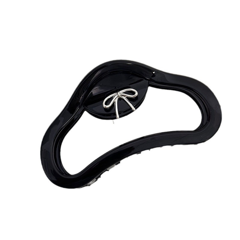 The "Energetic Girl" Korean-style jelly-colored cloud-shaped grab clip exudes a high-end, simple and versatile charm. It's a stylish updo shark clip Item Picture
