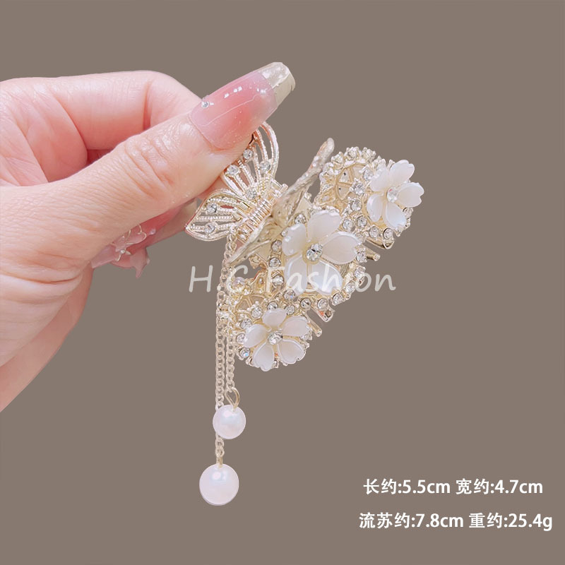 White lotus pearl high ponytail hair clip, small claw clip at the back of the female head, semi-tied hair fixing magic tool, step swing tassel claw clip Application Scenario