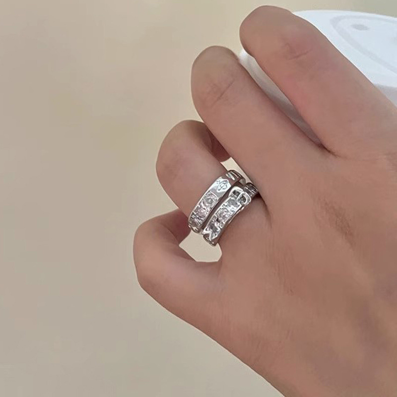 Double-layer belt buckle ring, a niche design for women, exudes a sense of luxury. The Saturn opening can be adjusted, creating a trend of light luxury rings full figure