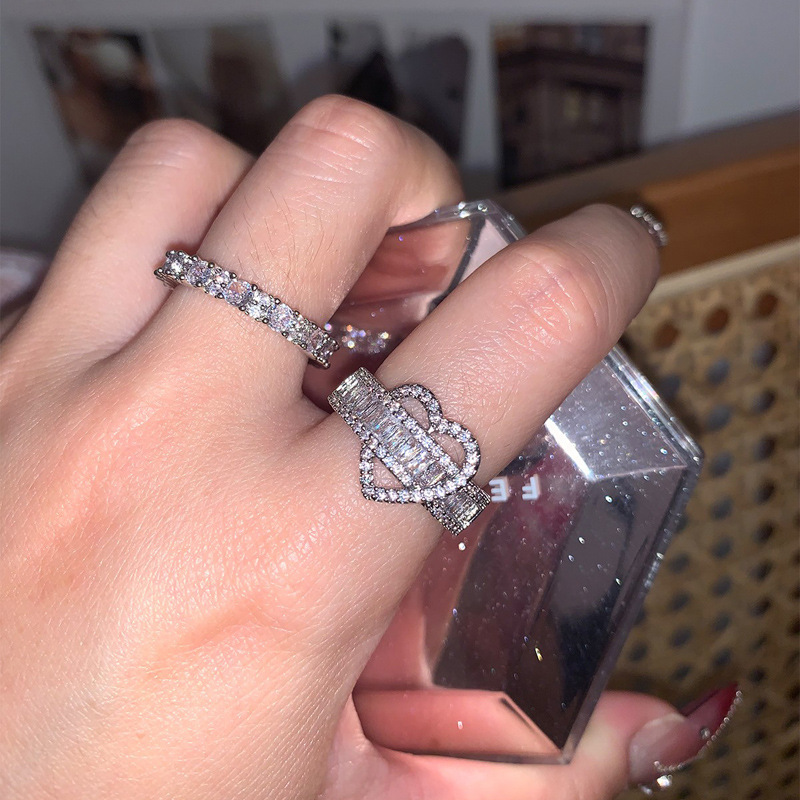 This is a niche design ring with a heart full of diamonds and a super shiny opening. It exudes a light luxury and a sense of sophistication, with a cold and fashionable style and a unique personality details Picture