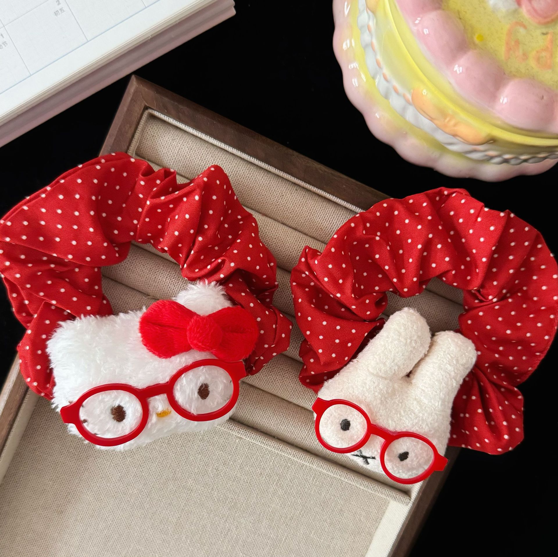 Autumn and winter red cartoon large intestine hair band, female cat glasses, polka dot headwear, hair accessory, ponytail, cute girl headband Specification drawing
