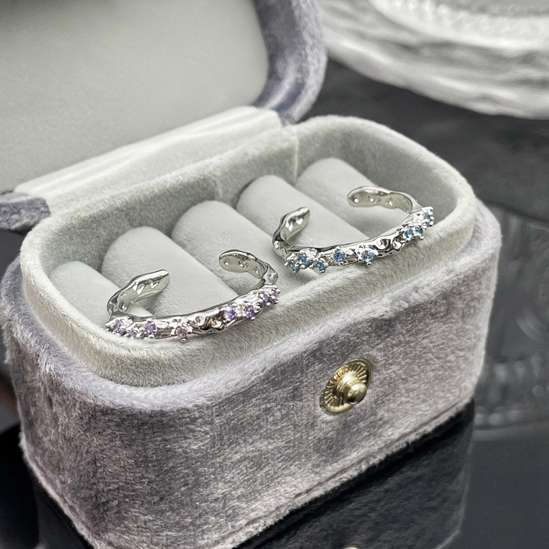 This simple, fine ring with irregular texture and micro-setting is a fashionable open ring that exudes a feminine charm. It is small, versatile and can make your skin look fairer. It is a niche ring Specification drawing