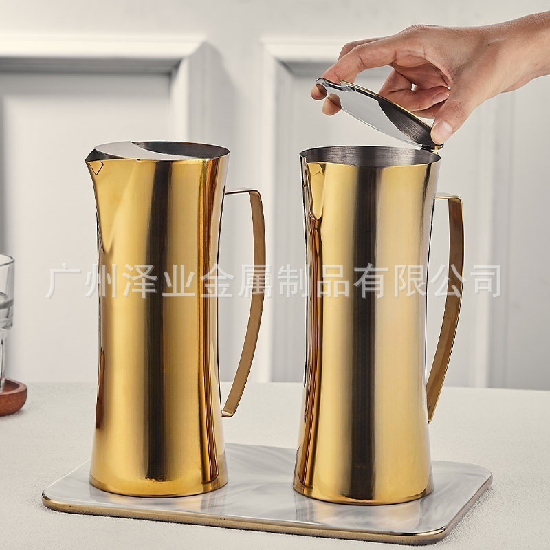 Cross-border 304 stainless steel juice jug, cocktail bar, water jug, frozen jug, bar ice separator, cold water jug Application Scenario