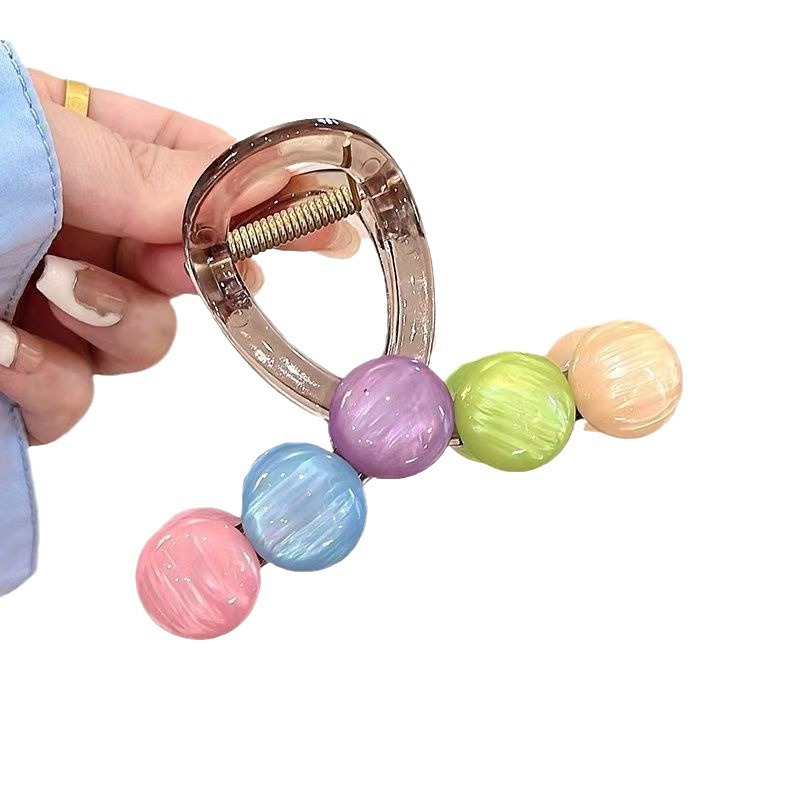The new moonlight bead claw clip exudes a high-end and sweet charm. It features a half-tied hair clip at the back of the head and a high ponytail hair clip as a headpiece Item Picture